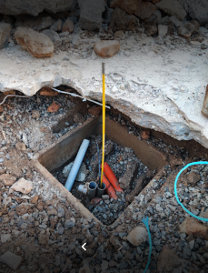 En zone privée, si le fourreau n’est pas utilisable, il appartient au propriétaire d’assurer les travaux.
Ces réparations peuvent être entreprises directement par le propriétaire ou
par une entreprise spécialisée (Techtel87)
Par exemple, si les fourreaux ne sont cassés qu’à un seul endroit par des racines, cela nécessite de creuser
un trou d’environ 60 cm de profondeur pour retrouver les fourreaux en PVC,les dégager et de réparer la casse.
L’utilisation des fourreaux de raccordement ne pose que rarement de problème.
Dans ce mode de raccordement, un technicien spécialisé passe d’abord une aiguille dans le fourreau de raccordement du regard à chez vous
pour vérifier si le fourreau est utilisable.Si l’aiguille est passée, le technicien y accroche une ficelle qui permettra ensuite de tirer le câble de raccordement.
Il peut s’avérer que les fourreaux soient inutilisables
car trop anciens (d’un diamètre trop petit) ou altérés par des travaux antérieurs ou par la végétation. [ Détecter point blocage fibre à Angers | déblocage fourreau telecom fibre Toulon , Draguignan, Châteaudouble