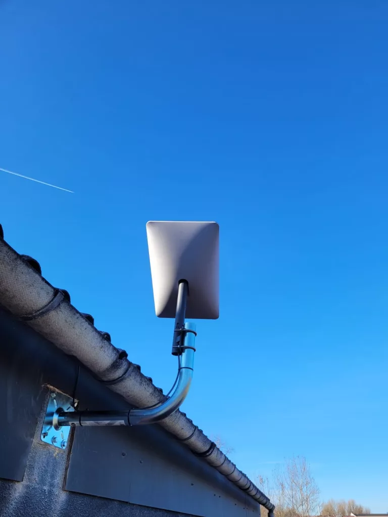 Fixation Starlink sur cheminée installation certifiée PACA