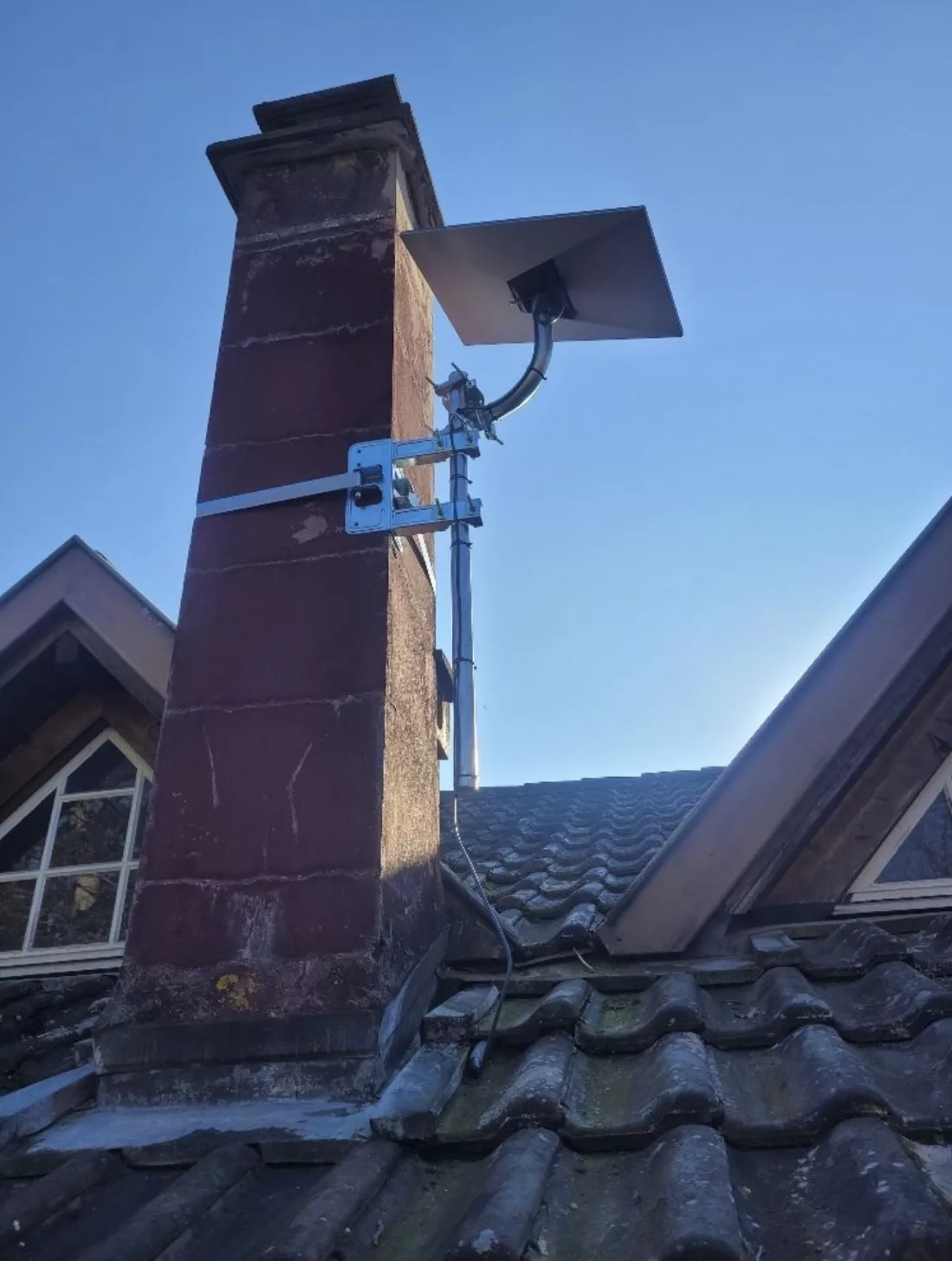 Antenne Starlink installée sur toiture en France – installation professionnelle FRINET TELECOM