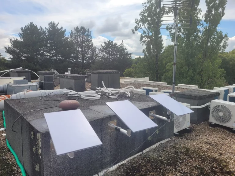 Installation Starlink toiture Haute-Loire 43 FRINET TELECOM fixation et passage de câble