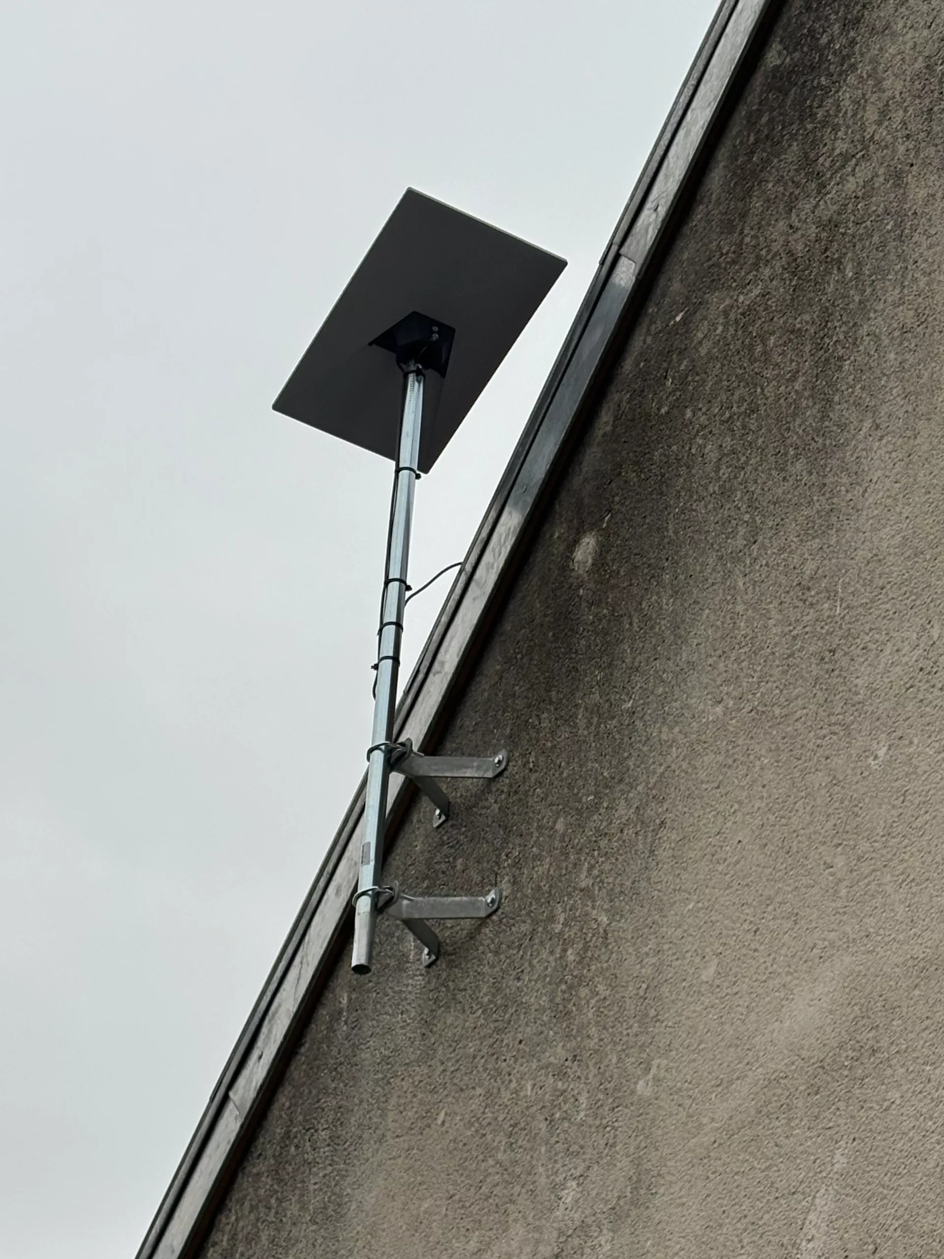 Installation Starlink sur bâtiment – fixation robuste et cheminement de câble propre
